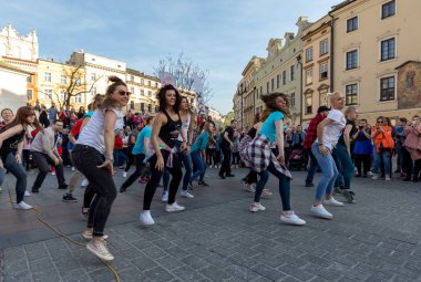 Cracow, Polonya-30 Mart 2019: Rueda de Casino Uluslararası flashmob günü. Birkaç yüz kişi Cracow Ana Meydanı 'nda Ispanyol ritimleri dans. Polonya 