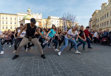 Cracow, Polonya-30 Mart 2019: Rueda de Casino Uluslararası flashmob günü. Birkaç yüz kişi Cracow Ana Meydanı 'nda Ispanyol ritimleri dans. Polonya 