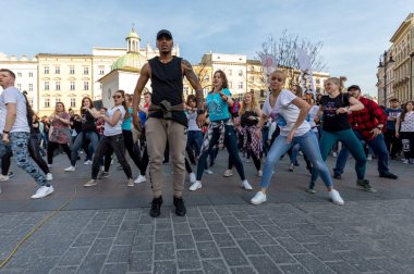 Cracow, Polonya-30 Mart 2019: Rueda de Casino Uluslararası flashmob günü. Birkaç yüz kişi Cracow Ana Meydanı 'nda Ispanyol ritimleri dans. Polonya 