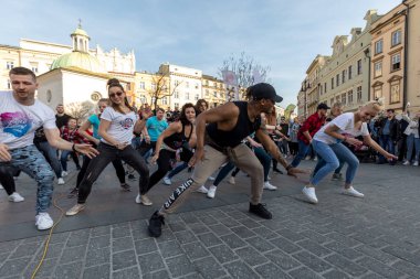Cracow, Polonya-30 Mart 2019: Rueda de Casino Uluslararası flashmob günü. Birkaç yüz kişi Cracow Ana Meydanı 'nda Ispanyol ritimleri dans. Polonya 