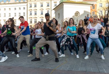 Cracow, Polonya-30 Mart 2019: Rueda de Casino Uluslararası flashmob günü. Birkaç yüz kişi Cracow Ana Meydanı 'nda Ispanyol ritimleri dans. Polonya 