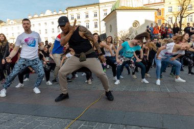 Cracow, Polonya-30 Mart 2019: Rueda de Casino Uluslararası flashmob günü. Birkaç yüz kişi Cracow Ana Meydanı 'nda Ispanyol ritimleri dans. Polonya 