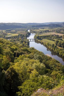 Dordogne Nehri ve Dordogne Vadisi 'nin manzarası eski Domme, Dordogne, Fransa' nın duvarlarından