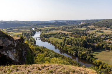 Dordogne Nehri ve Dordogne Vadisi 'nin manzarası eski Domme, Dordogne, Fransa' nın duvarlarından