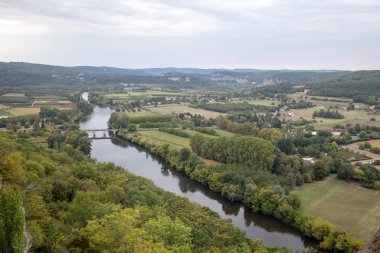 Dordogne Nehri ve Dordogne Vadisi 'nin manzarası eski Domme, Dordogne, Fransa' nın duvarlarından