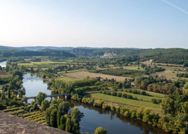 Dordogne Nehri ve Dordogne Vadisi 'nin manzarası eski Domme, Dordogne, Fransa' nın duvarlarından