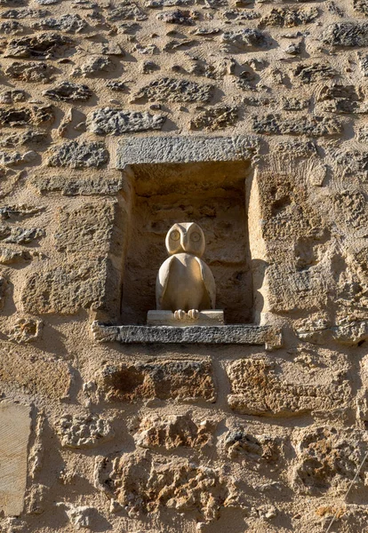 Parede Pedra Medieval Com Uma Pequena Estátua Coruja Domme Dordogne — Fotografia de Stock