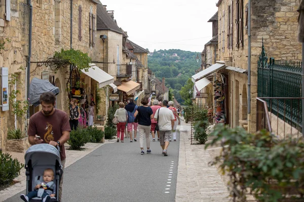 Domme Fransa Eylül 2018 Dordogne Köyündeki Ana Caddede Yürüyen Turistler — Stok fotoğraf