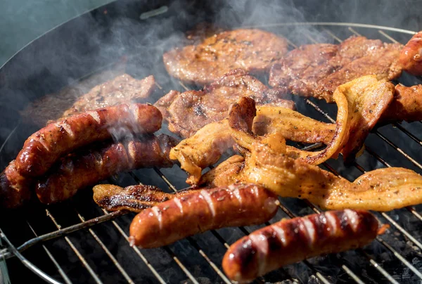 Ohälsosam Men Välsmakande Grillad Korv Och Kött — Stockfoto