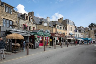 Cancale, Fransa-15 Eylül 2018: Canacle 'daki ana sokakta bulunan barlar ve restoranlar lezzetli balık ve deniz ürünleri ile ünlüdür. Brittany, Fransa