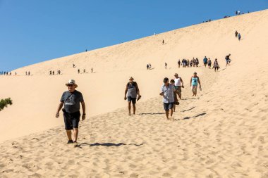 Pilat Kum tepesi, Fransa - 10 Eylül 2018: Avrupa 'nın en uzun kum tepesi olan Pilat Kum tepesinde yürüyen insanlar. La Teste-de-Buch, Arcachon Körfezi, Aquitaine, Fransa 