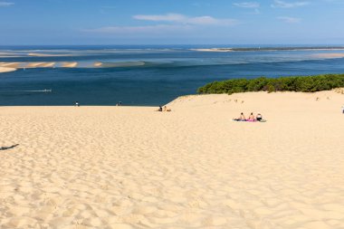 Pilat Kumulu, Fransa - 10 Eylül 2018: Avrupa 'nın en uzun kum tepesi olan Pilat Kumulundaki İnsanlar. La Teste-de-Buch, Arcachon Körfezi, Aquitaine, Fransa 