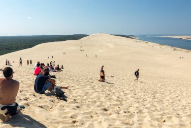 Pilat Kumulu, Fransa - 10 Eylül 2018: Avrupa 'nın en uzun kum tepesi olan Pilat Kumulundaki İnsanlar. La Teste-de-Buch, Arcachon Körfezi, Aquitaine, Fransa 