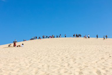 Pilat Kumulu, Fransa - 10 Eylül 2018: Avrupa 'nın en uzun kum tepesi olan Pilat Kumulundaki İnsanlar. La Teste-de-Buch, Arcachon Körfezi, Aquitaine, Fransa 