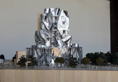Arles, Fransa - 27 Haziran 2017: Frank Gehry Kulesi ve Arles'teki Atölyeler ile Luma Arles'in son tasarım modeli. Fransa