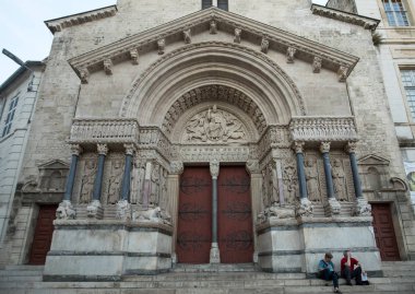 Arles, Fransa - 24 Haziran 2017: Arles, Fransa'daki Saint Trophime Katedrali'nin batı cephesi. Bouches-du-Rhone, Fransa