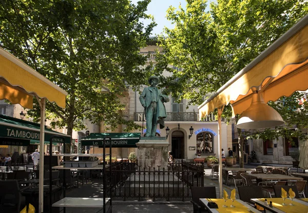 Arles, Fransa - 24 Haziran 2017: Forum Meydanı 'ndaki Frederic Mistral Heykeli, Arles, Bouches-du-Rhone, Fransa 