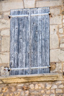 Eski taş ev ahşap kepenkleri, Provence, Fransa.