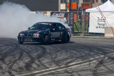 Cracow, Polonya - 18 Mayıs 2019: Drift araba Cracow Moto Show 5 baskısında eylem. Polonya. 