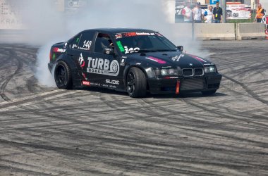Cracow, Polonya - 18 Mayıs 2019: Drift araba Cracow Moto Show 5 baskısında eylem. Polonya. 