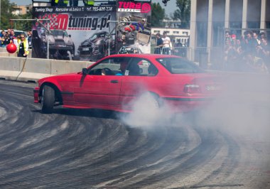 Cracow, Polonya - 18 Mayıs 2019: Drift araba Cracow Moto Show 5 baskısında eylem. Polonya. 