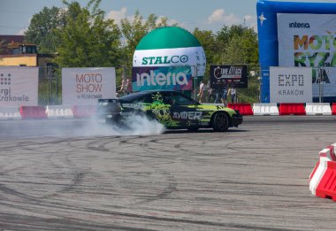 Cracow, Polonya - 18 Mayıs 2019: Drift araba Cracow Moto Show 5 baskısında eylem. Polonya. 