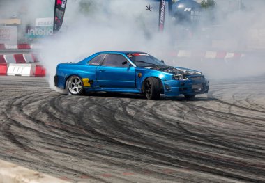 Cracow, Polonya - 18 Mayıs 2019: Drift araba Cracow Moto Show 5 baskısında eylem. Polonya. 