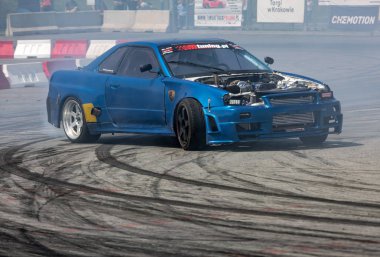 Cracow, Polonya - 18 Mayıs 2019: Drift araba Cracow Moto Show 5 baskısında eylem. Polonya. 