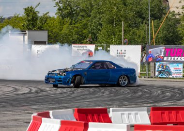 Cracow, Polonya - 18 Mayıs 2019: Drift araba Cracow Moto Show 5 baskısında eylem. Polonya. 