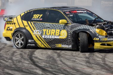 Cracow, Polonya - 18 Mayıs 2019: Drift araba Cracow Moto Show 5 baskısında eylem. Polonya. 