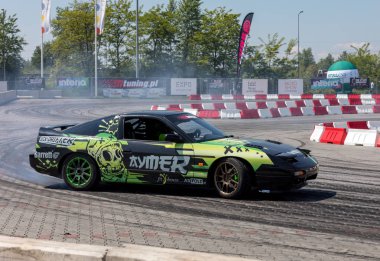 Cracow, Polonya - 18 Mayıs 2019: Drift araba Cracow Moto Show 5 baskısında eylem. Polonya. 