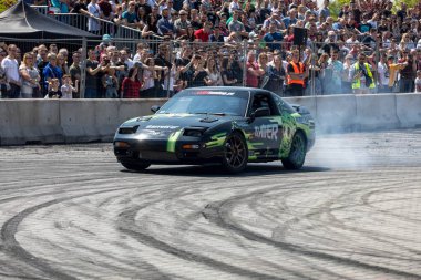 Cracow, Polonya - 18 Mayıs 2019: Drift araba Cracow Moto Show 5 baskısında eylem. Polonya. 