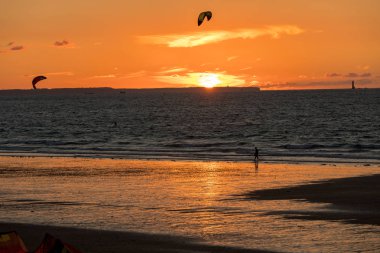 Saint-Malo, Fransa - 13 Eylül 2018: Saint Malo, Brittany, Fransa sahilinde günbatımı ve Kitesurfers