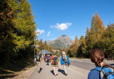 Vysoke Tatry, Slovakya - 9 Ekim 2018: Great Cold Valley, Vysoke Tatry (High Tatras), Slovakya 'da yürüyüş yapanlar. Büyük Soğuk Vadi 7 km uzunluğundadır ve turistler için çok çekicidir.