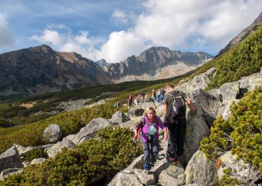 Vysoke Tatry, Slovakya - 9 Ekim 2018: Great Cold Valley, Vysoke Tatry (High Tatras), Slovakya 'da yürüyüş yapanlar. Büyük Soğuk Vadi 7 km uzunluğundadır ve turistler için çok çekicidir.