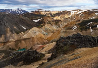 Fjallabak Doğa Rezervi 'ndeki Landmannalaugar volkanik dağları. İzlanda