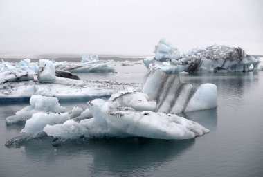 İzlanda'daki Jokulsarlon güzel buzul lagün içinde buzdağları. Jokulsarlon ünlü seyahat yer Vatnajokull Milli Parkı, İzlanda,