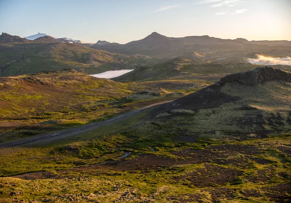 Mglisty Krajobraz Nad Morzem Chmur Góry Zachodzie Słońca Islandii — Zdjęcie stockowe