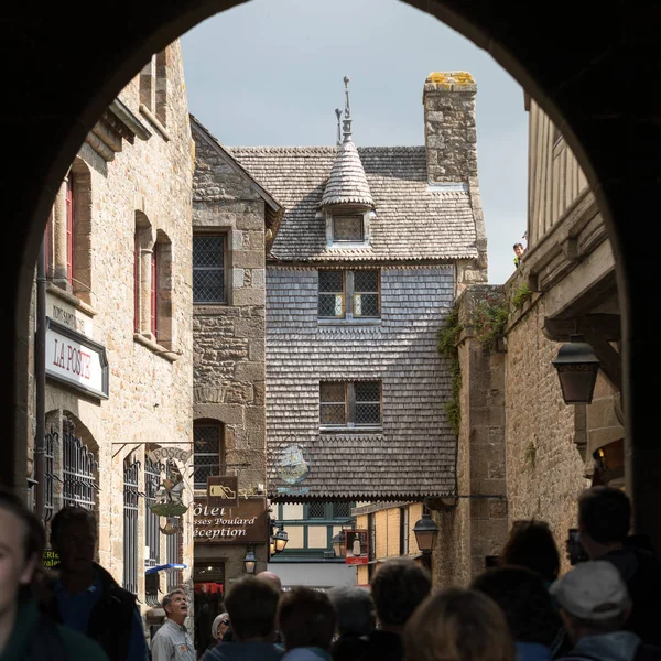 Mont Saint Michel Francia Septiembre 2018 Una Multitud Turistas Grand —  Fotos de Stock