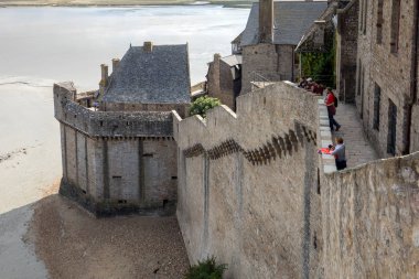 Le Mont-Saint-Michel, Fransa - 13 Eylül 2018: Mont Saint Michele 'in savunma duvarları, yürüyüş yolu ve tipik olarak taş korkuluklara sahip geniş bir üst. Normandiya, Fransa