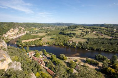  La Roque-Gageac manzaralı köy Dordogne nehri, Fransa
