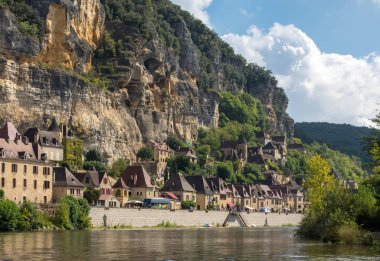 La Roque-Gageac, Dordogne, Fransa - 7 Eylül 2018: Dordogne nehri üzerindeki La Roque-Gageac manzaralı köy, Fransa