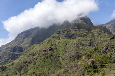 Madeira Adası 'ndaki Boca da Encumeada geçidine bakın. Portekiz