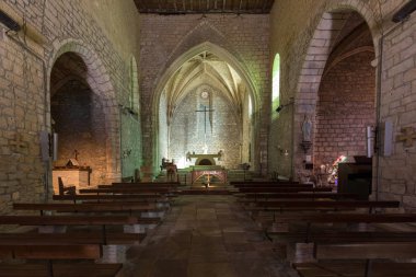 Carlux, Fransa - 7 Eylül 2018: Carlux'taki Aziz Catherine Kilisesi'nde ana nef ve sunak. Dordogne vadisi, Aquitaine, Fransa 