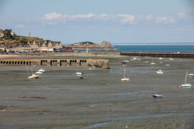 Cancale 'in ünlü istiridye üretim kasabası Brittany, Fransa' da sahilde karada kayıklar.,