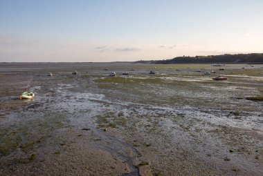 Cancale 'in ünlü istiridye üretim kasabası Brittany, Fransa' da sahilde karada kayıklar.,