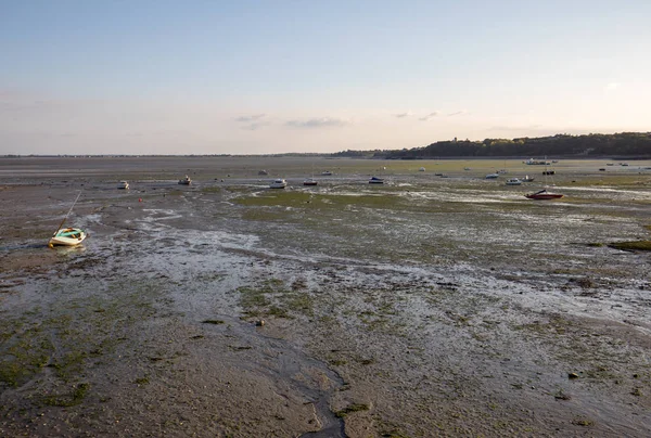 Cancale 'in ünlü istiridye üretim kasabası Brittany, Fransa' da sahilde karada kayıklar.,