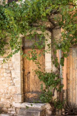 Fransa 'nın Provence bölgesindeki Vaucluse departmanı Sault' taki sarmaşıkla kaplanmış eski bir apartman.