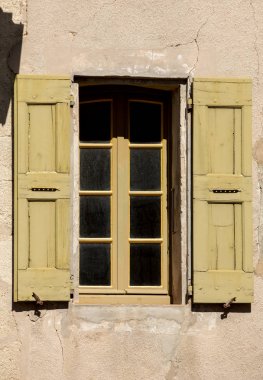 Tahta panjurlu eski bir ev, Provence, Fransa.