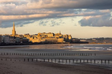 Plage du Sillon 'daki sabah ışığı ve duvarlarla çevrili şehir. Saint Malo, Fransa, Ille et Vilaine, Emerald Sahili
